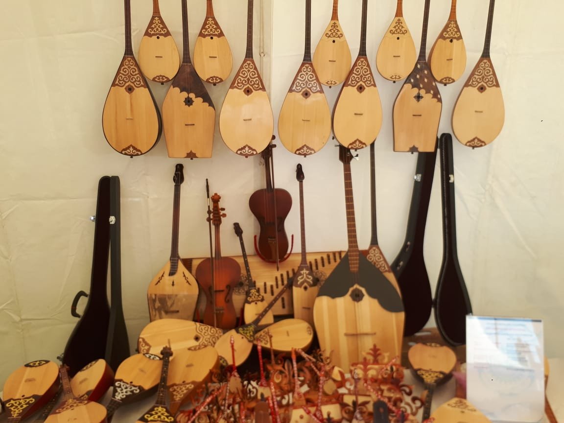 Қыздардың BDSM суреттері