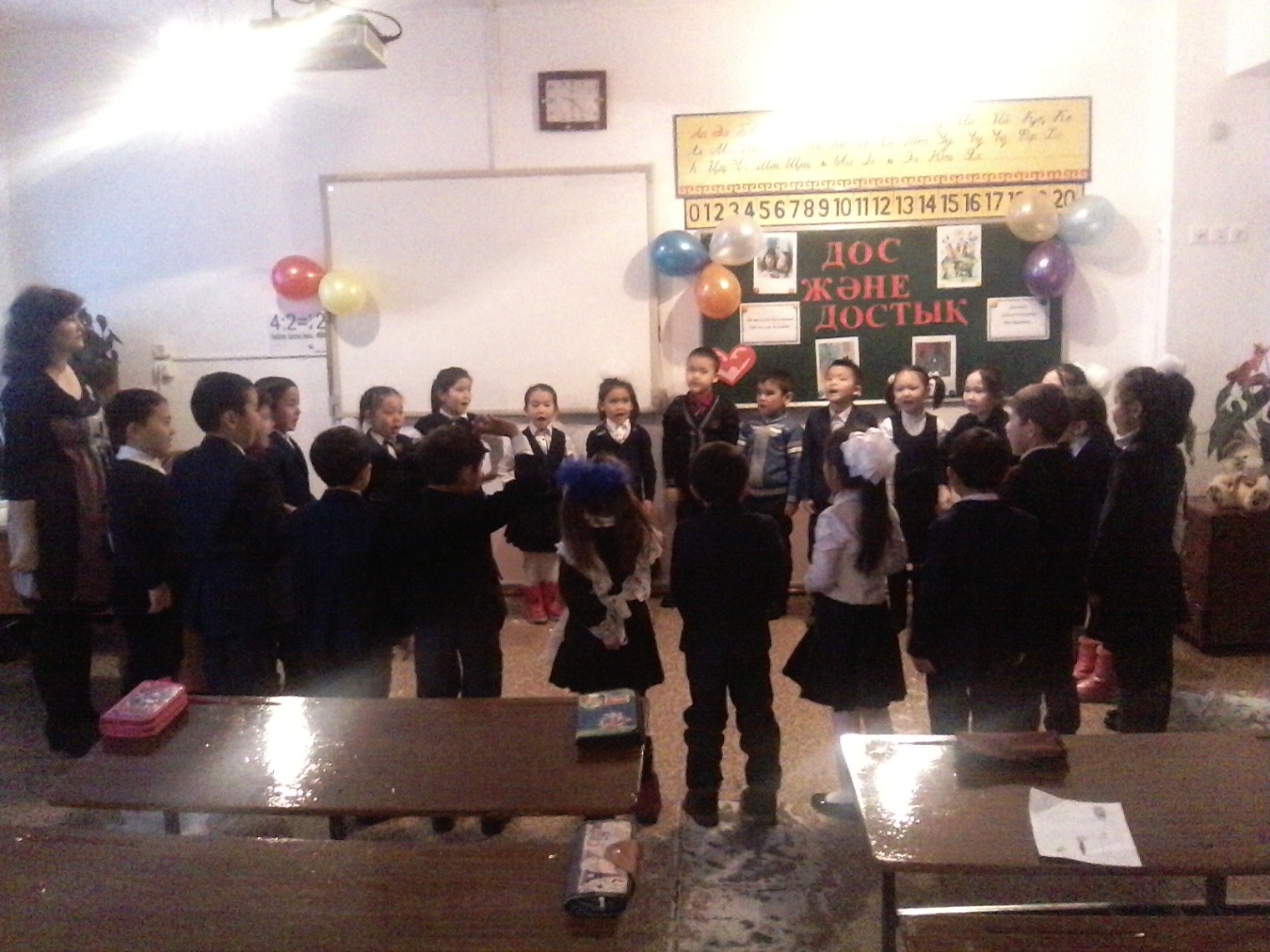 Татуировкасы бар қыз мүшесін пирсингімен трахает (готикалық порно)