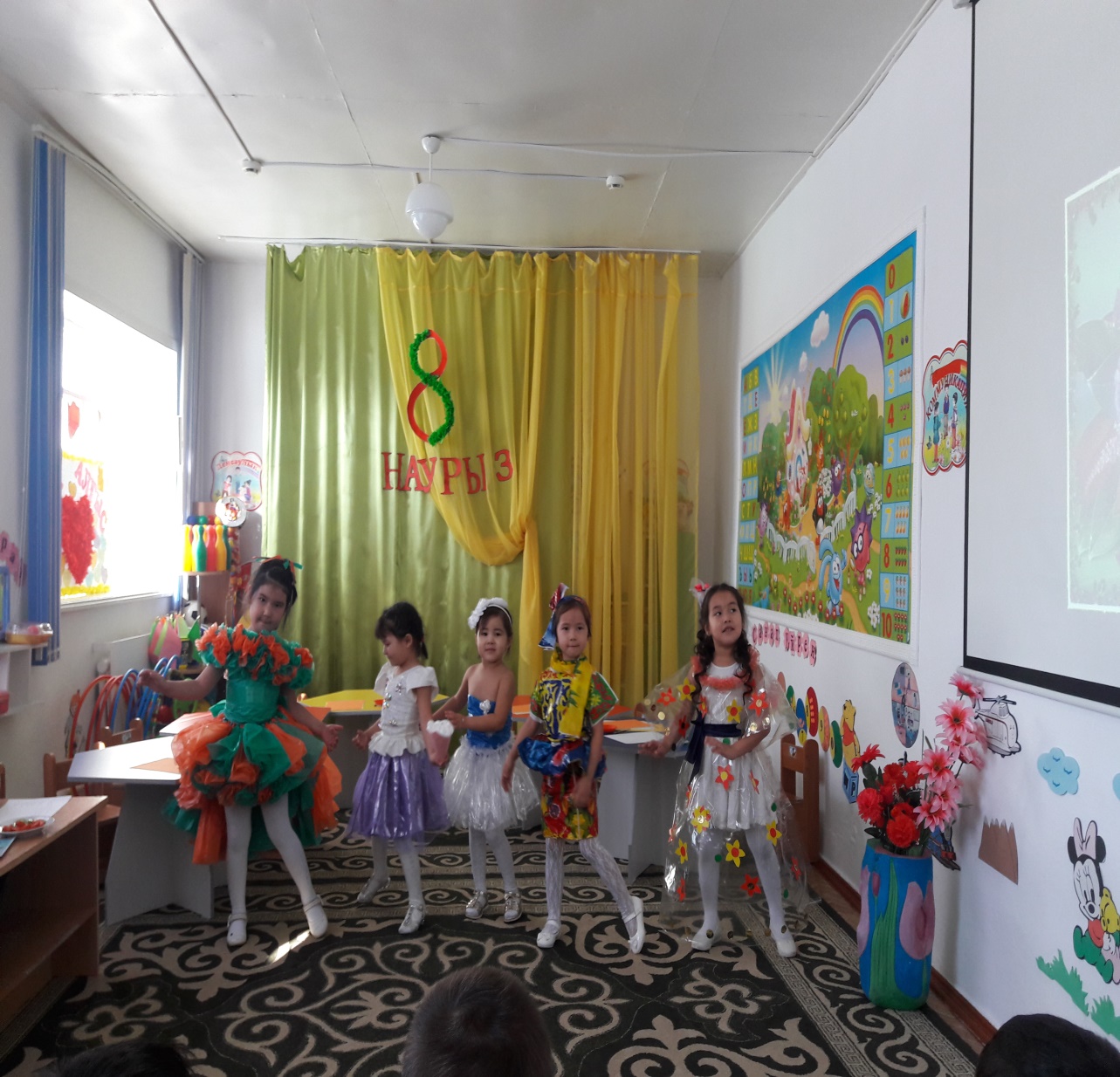 Сүйкімді секс Секс көйлек лакпен қапталған