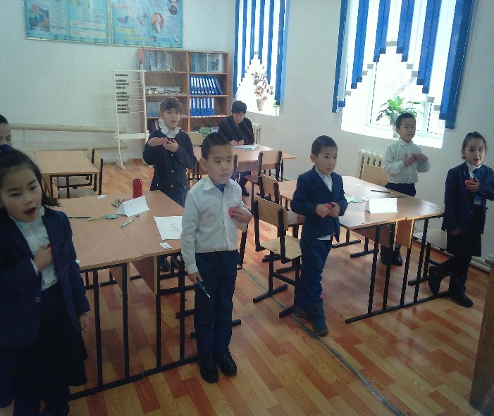 Кеуделері үлкен, үлкен және ісінген. Кеуделері үлкен, үлкен және ісінген.