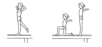 Әйел юбкасын көтеріп, мастурбация жасайды.