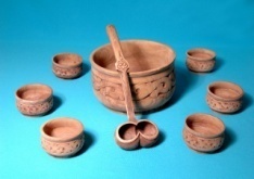 Тұрмыстық заттары бар қыздарды былғау