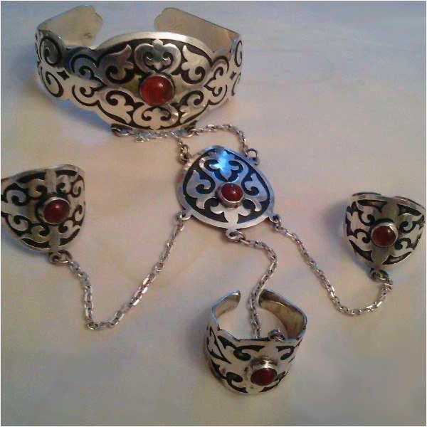 Үлкен мүшесі және жігіті бар транссексуал