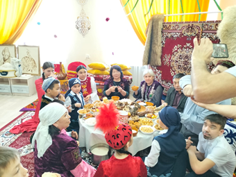 Тәтті әйел өзінің отбасылық парызын шебер орындады.