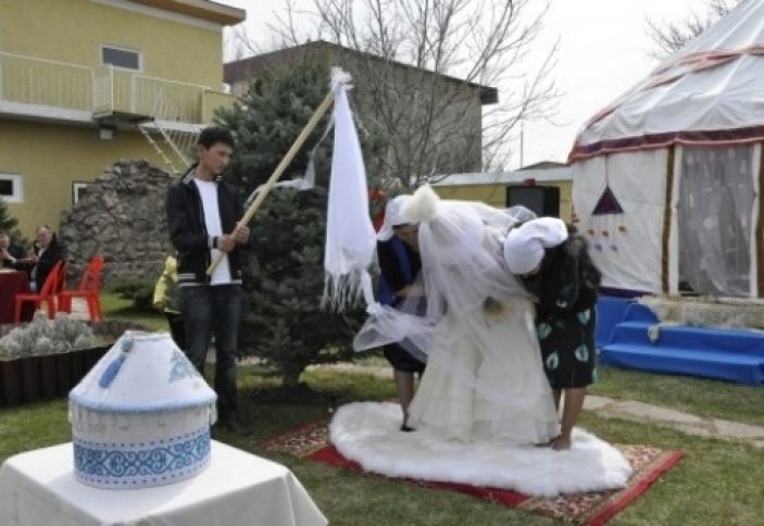 Үлкен бөкселерді анальды секс көру