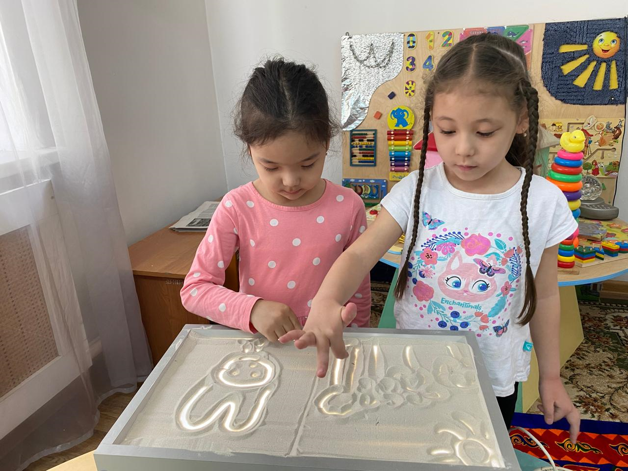 Порно: Үлкен жігіт кішкентай қыздарды трахает