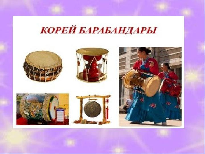 Үш ер адам желіде мас әйелді алмасып жатыр.