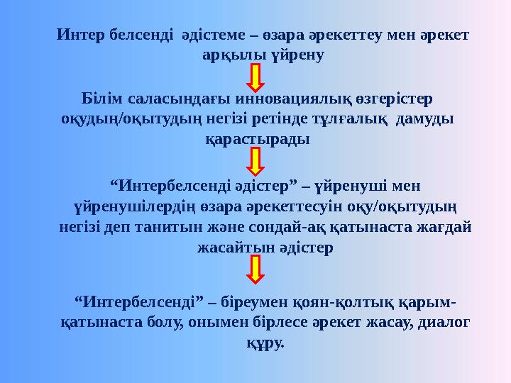 Көкіректі қыз сиськилерін шайқайды
